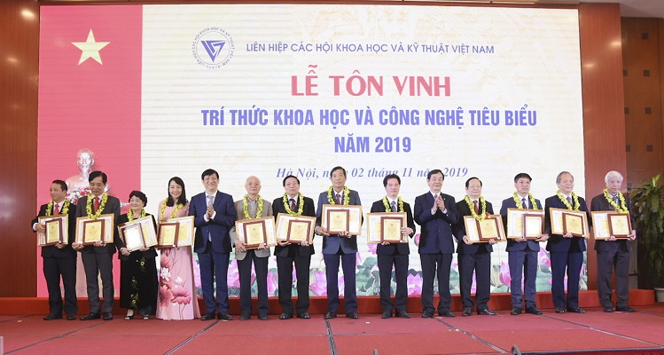 GS.TS Bùi Xuân Nam và PGS.TS Tạ Đức Thịnh - HUMG được vinh danh Trí thức KH&CN tiêu biểu 2019